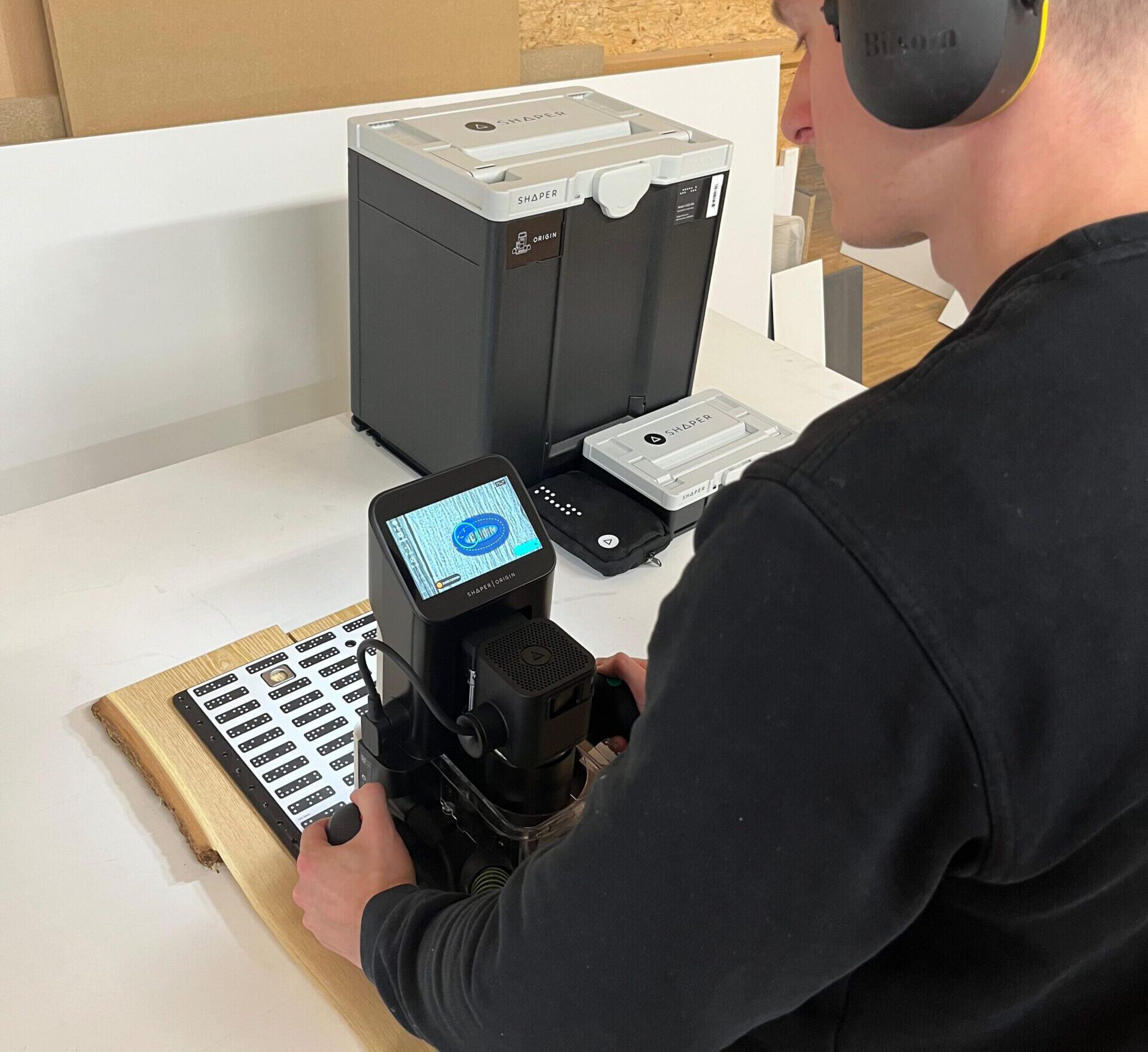 Schreinermeister bei der Arbeit