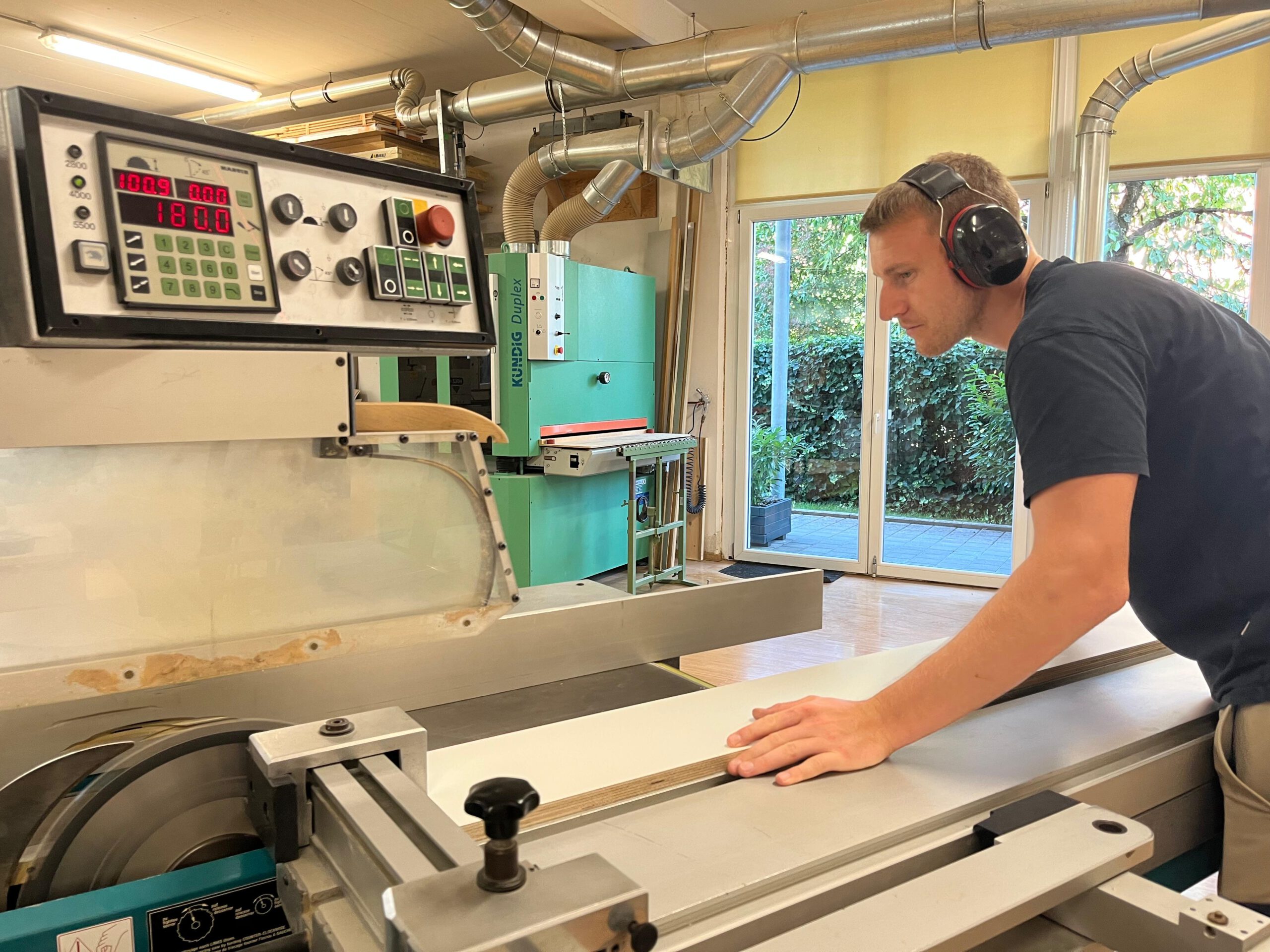 Schreinermeister bei der Arbeit